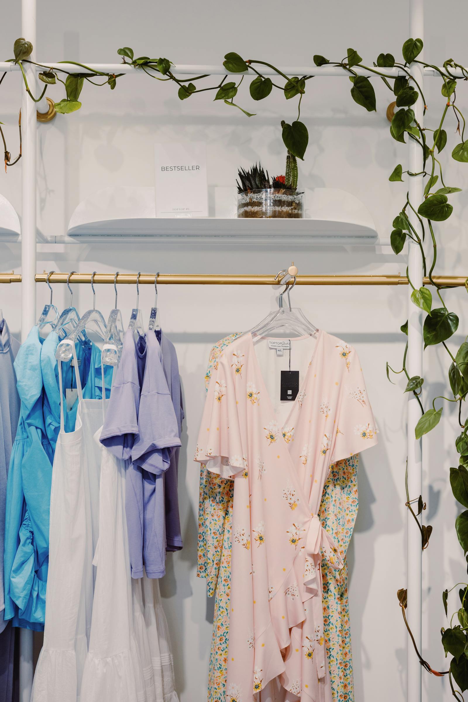 Fotografía representativa de ropa colgada en un rack de boutique.